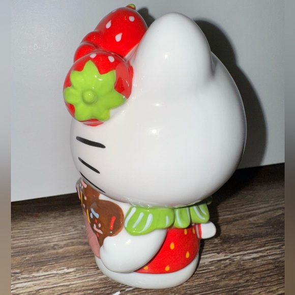 Hello Kitty Ceramic Figure🍓 - Picture 2 of 4